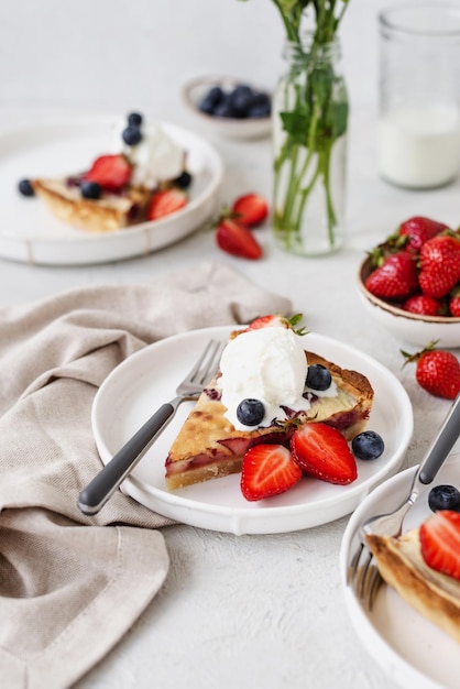 Французский пирог с клубникой Традиционный французский пирог Открытый пирог с ягодами Сезонные ягоды