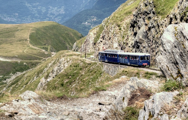 Foto paesaggio rurale francese in zona di montagna con cieli drammatici