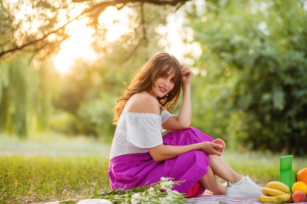 Ambiente romantico da picnic in stile francese donna che si rilassa all'aperto al picnic