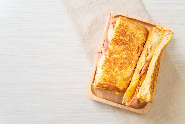 Photo french toast ham bacon cheese sandwich