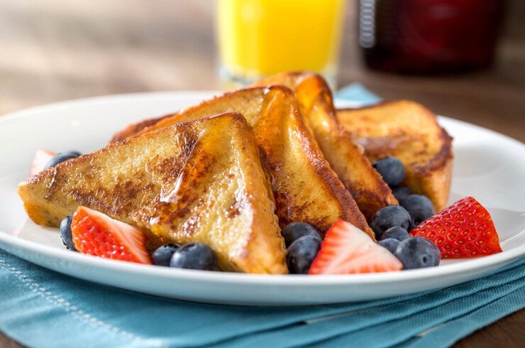 Photo french toast morning light with syrup and berries