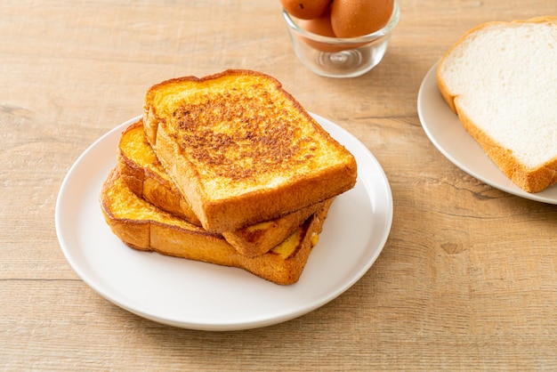 朝食の白い皿にフレンチトースト