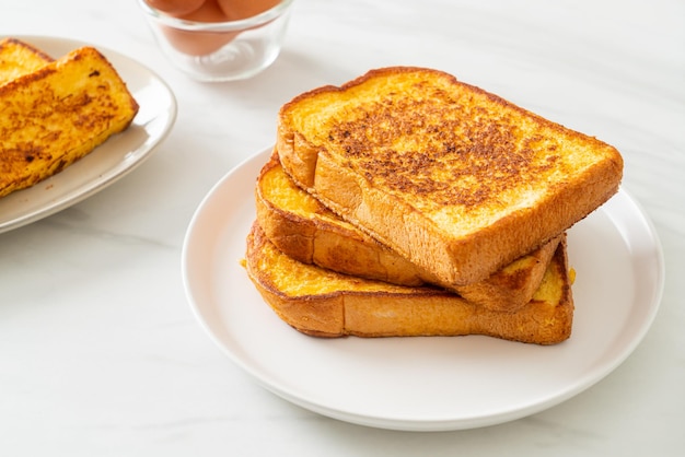 朝食の白い皿にフレンチトースト