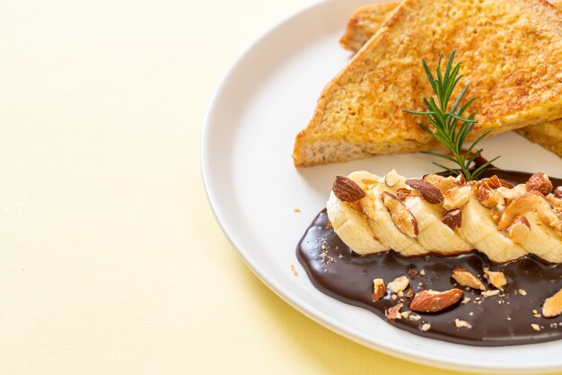 아침 식사로 바나나 초콜릿과 아몬드를 곁들인 프렌치 토스트