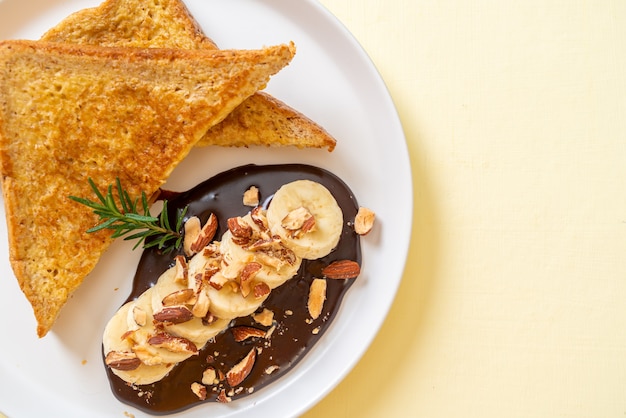 Foto toast alla francese con mandorle al cioccolato e banana