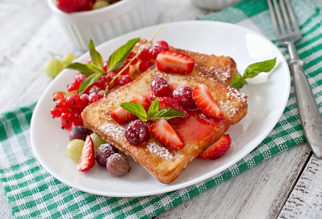 아침에 딸기와 잼 프렌치 토스트