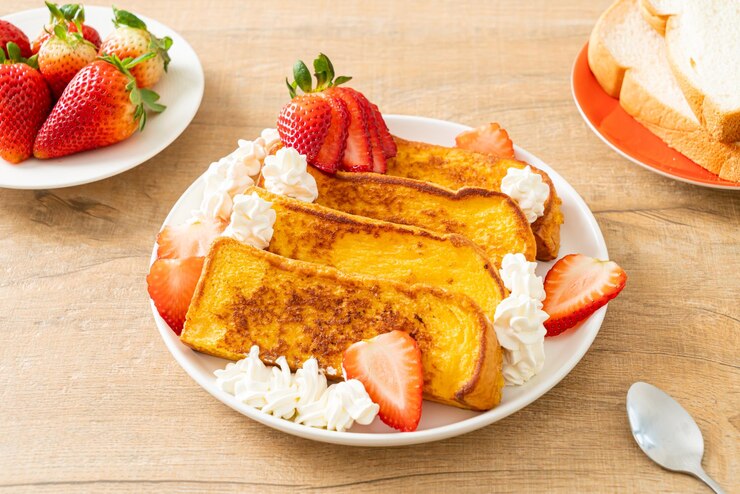 Photo french toast with fresh strawberry and whipping cream