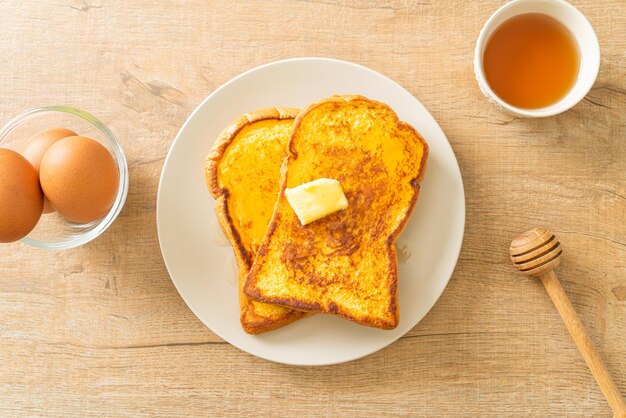 아침 식사로 버터와 꿀을 곁들인 프렌치 토스트
