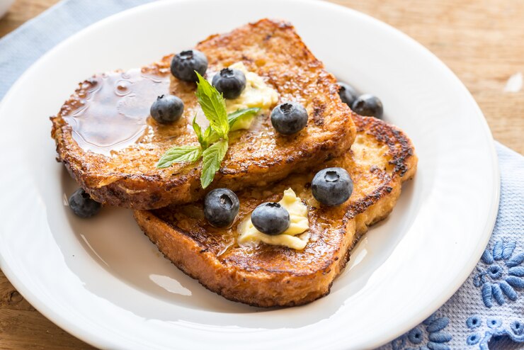 Photo french toasts with blueberries and maple syrup