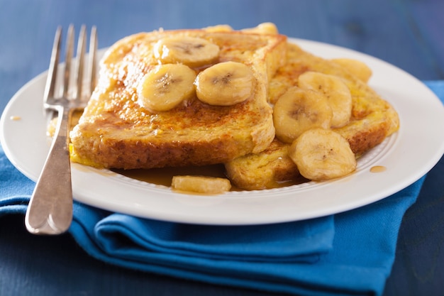 Photo french toasts with caramelized banana for breakfast