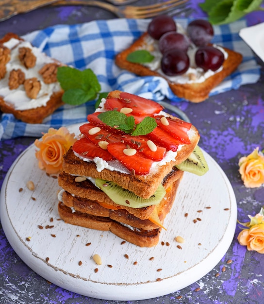 French toasts with strawberries and kiwi 