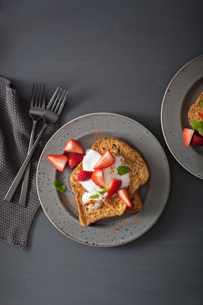 Toast alla francese con yogurt e fragole per colazione