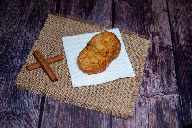 Toast alla francese su un piatto di legno un pasto delizioso