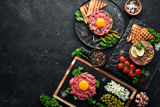 Cucina tradizionale francese tartaro con uovo, avocado, cipolla e cetriolo sottaceto vista dall'alto spazio libero per il testo