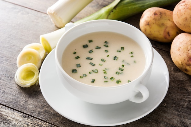 Французский суп vichyssoise в миске