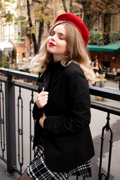 Photo french woman in a red beret on a walk