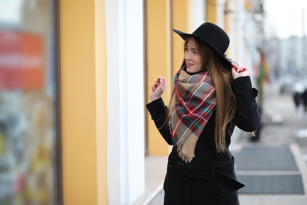 Photo french woman for a walk in early spring outdoor