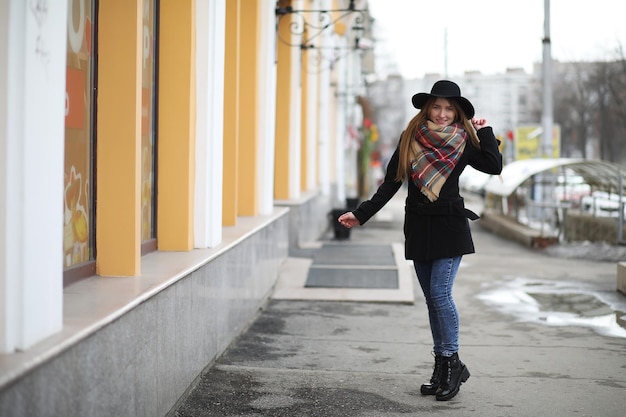 Photo french woman for a walk in early spring