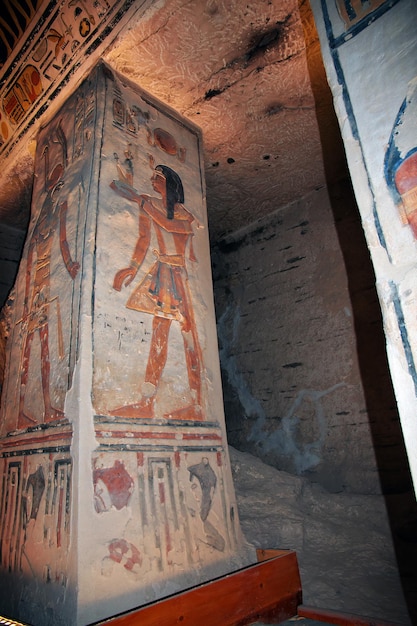 Фрески в древнем некрополе Долина королей в Луксоре, Египет
