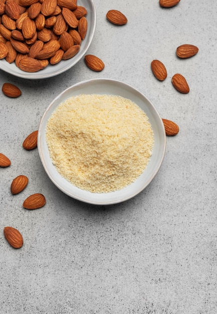 Photo fresh almond flour in a bowl and almonds