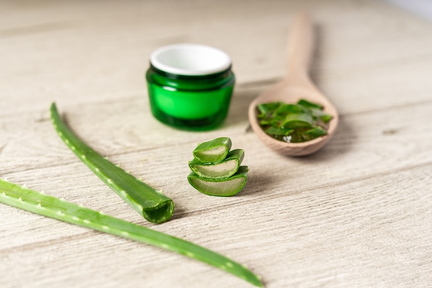 Photo fresh aloe vera plant stem slices and gel