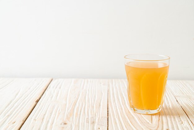 Фото Свежий и горячий имбирный сок стакан с имбирными корнями здоровый напиток стиль