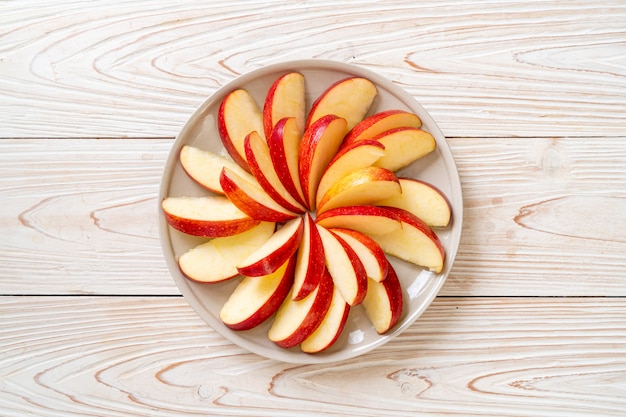 ломтик свежего яблока на тарелке