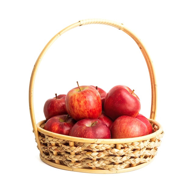 Photo fresh apples in basket on white background