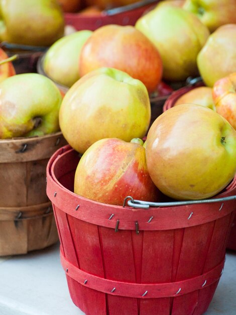 地元のファーマーズマーケットで新鮮なリンゴ。ファーマーズマーケットは、農産物を販売する伝統的な方法です。