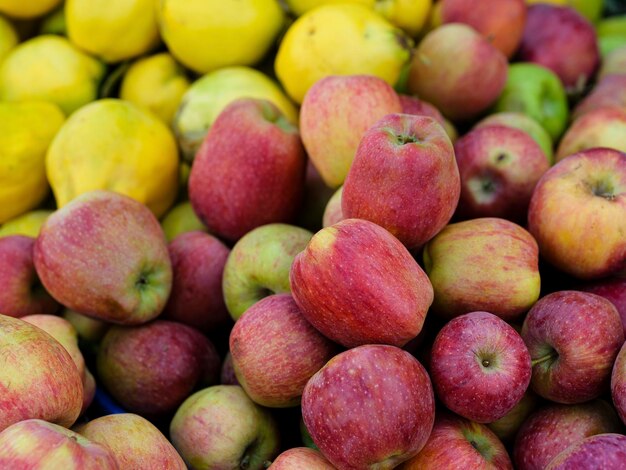 Photo fresh apples at the market