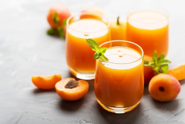 Photo fresh apricot juice on the marble table