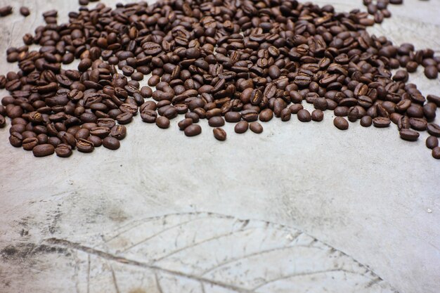 Photo fresh arabica beans in medium to dark roasted result