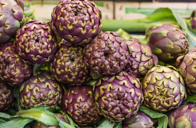 Carciofi e pomodori freschi al mercato degli agricoltori