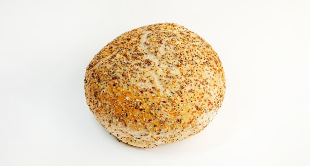 Свежий ремесленный круглый хлеб или булочка с кунжутом и семенами льна, изолированными на белом