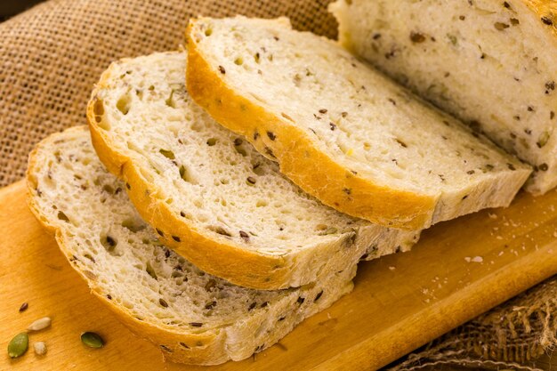 Photo fresh artisan sourdough seeded bread on the table.