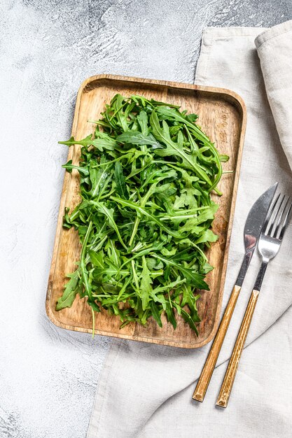 쟁반에 신선한 arugula 잎