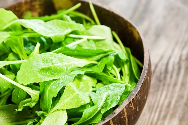 Foto insalata di rucola fresca su tavola di legno