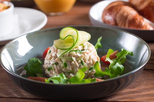 Foto insalata asiatica fresca con petto di pollo, verdure, funchosa, cetrioli e pomodori