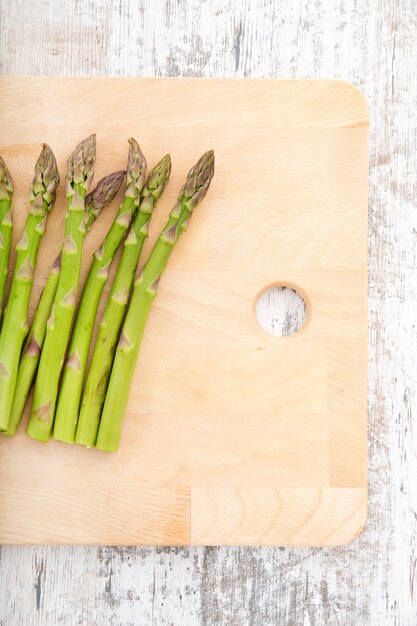 Asparagi freschi su una tavoletta di legno.