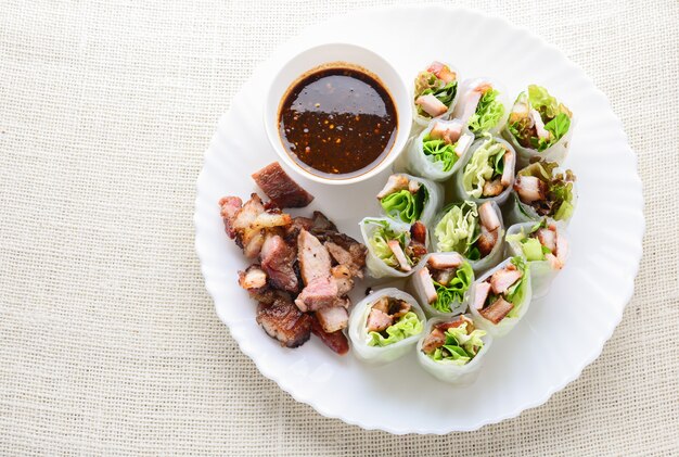 구운 돼지 고기, 신선한 야채와 신선한 모듬 아시아 춘권. 건강하고 맛있는 요리