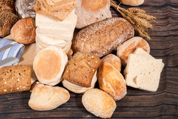 Foto assortimento fresco di varietà di pane cotto