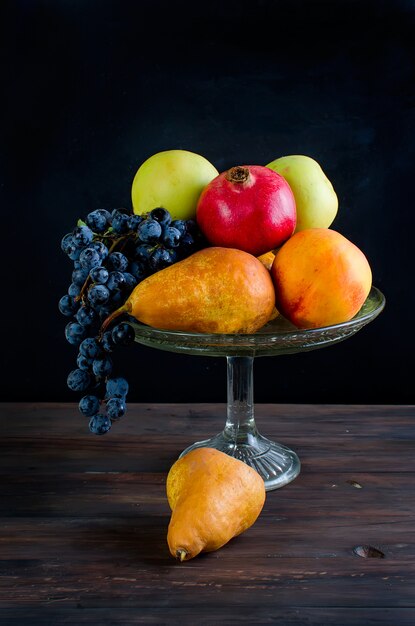 Свежие осенние фрукты - гранат, груши, виноград и яблоки