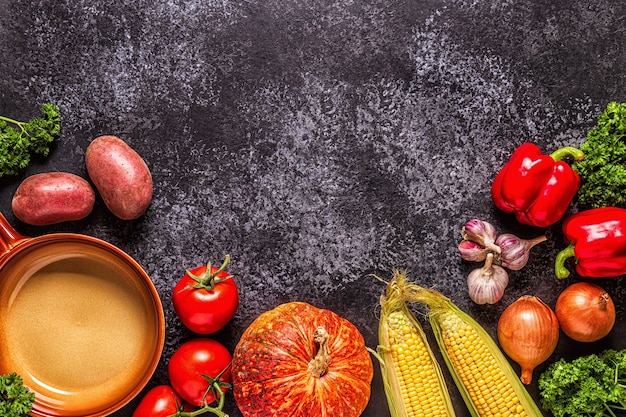 Verdure fresche autunnali per cucinare su uno sfondo scuro