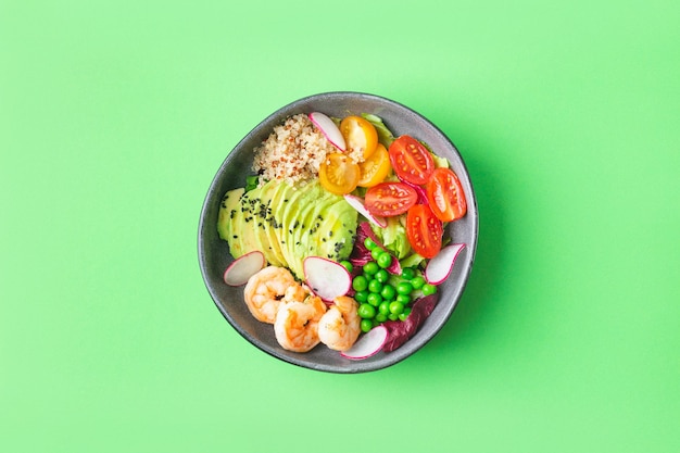 Insalata di gamberi con avocado fresco con tortini verdi pomodorini erbe e olio d'oliva condimento al limone salutare...