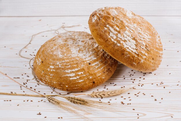Буханки свежеиспеченного хлеба на деревянном фоне