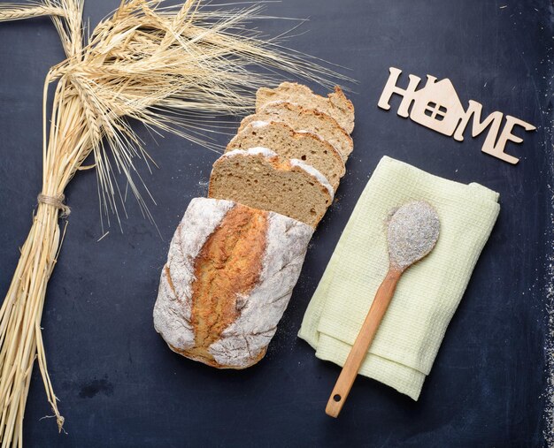 Photo fresh baked bread on table