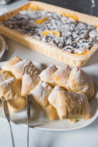 Foto biscotti appena sfornati sul tavolo del buffet