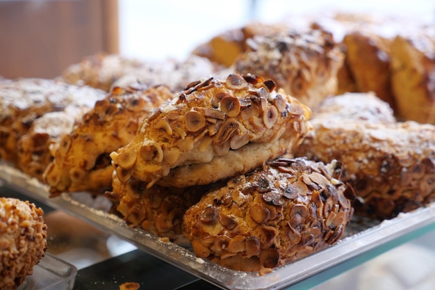 Foto croissant fresco al forno in una panetteria