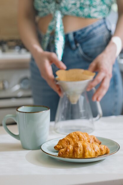 Foto croissant fresco al forno in piatto a tavola