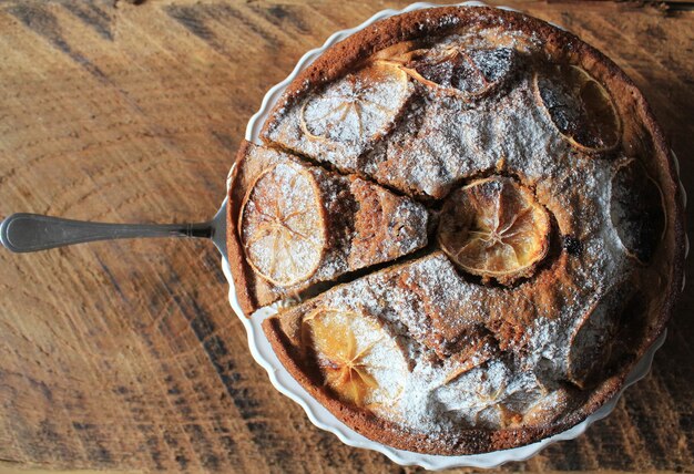 Foto torta di cioccolato e noci fresca e deliziosa con una fetta di arancia in cima